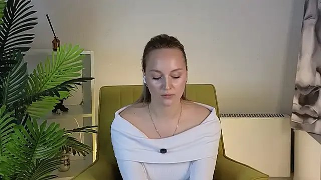 LorinaNhatsavang — show booty close