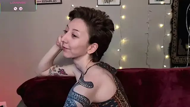 Freechat lovelylucyy on StripChat