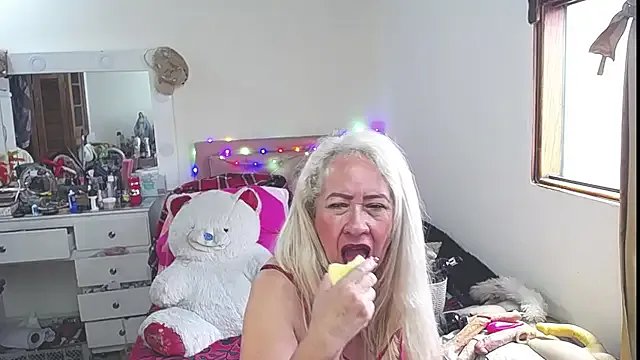 Freechat lucy_belle_bm on StripChat