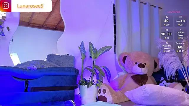 LunaRose5 on StripChat