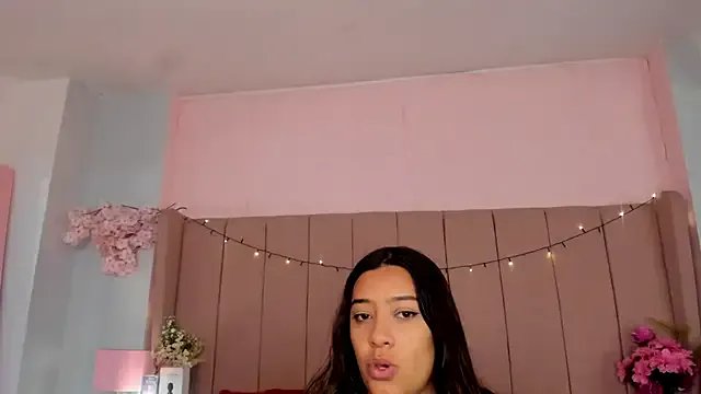 Freechat MollyBigBoobs12 on StripChat