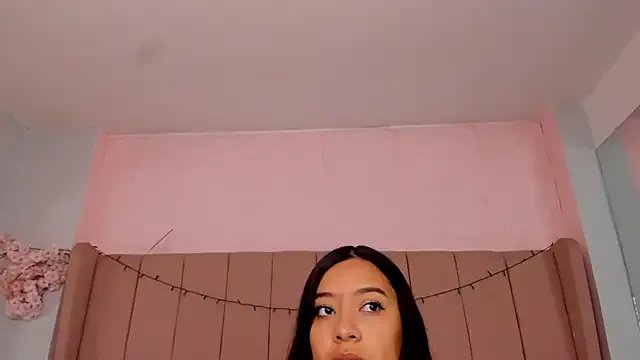 Freechat MollyBigBoobs12 on StripChat