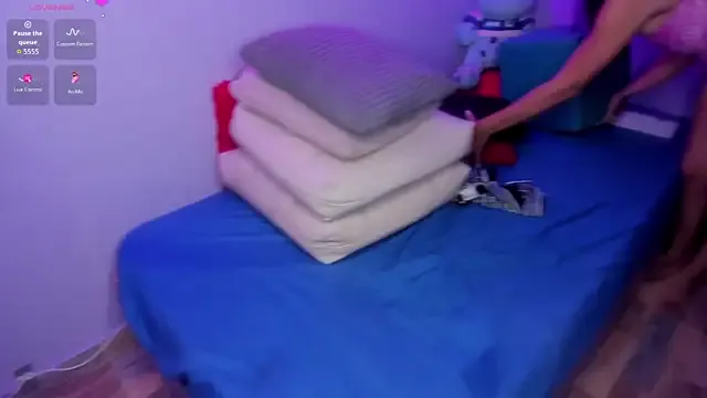 Sara_and_Lion on StripChat