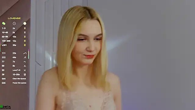 Freechat SaraHearts on StripChat