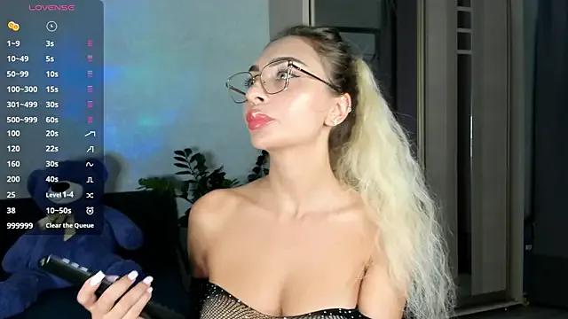 SaraShine_ on StripChat