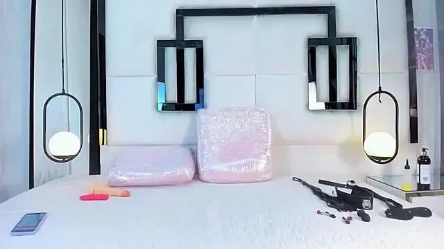 SerenaWild1 on StripChat 