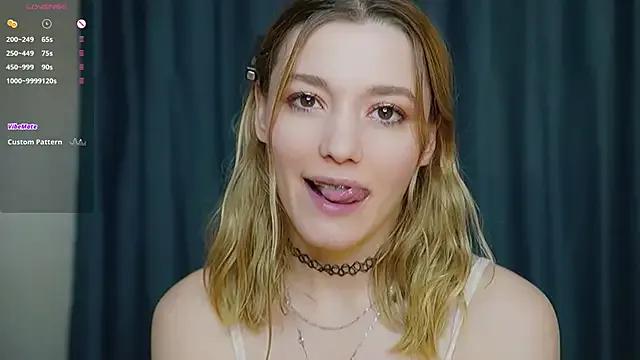 StripChat StarryMary is Freechat StarryMary — lets free my boobs - take off my bra!