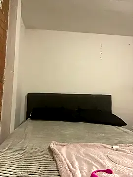 Offline StefanyLuxe_18 on StripChat