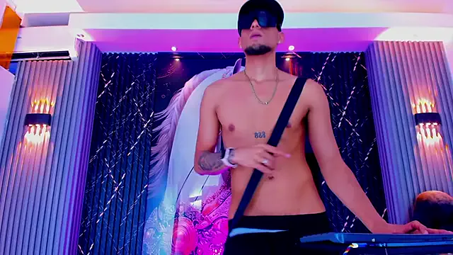 The_Gods_In_Diamonds model from StripChat